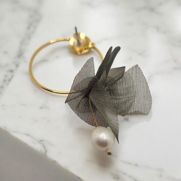 Womens Gold Plated Hoop Earrings With Grey Ribbon And Freshwater Pearl - Picture 3 of 5